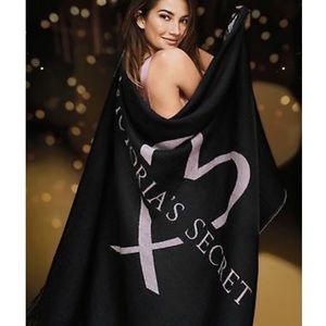VS Limited Edition Cozy Throw Blanket Black